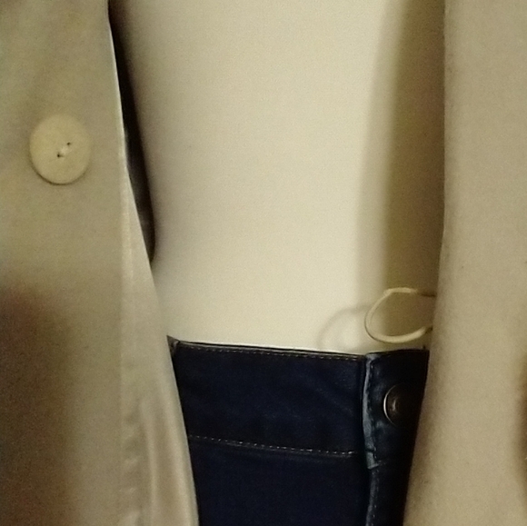 Albert Nipon Studios Elegant Vintage Beige Coat with Faux Fur Trim - Picture 13 of 14